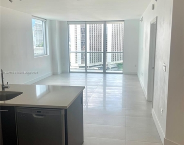 500 Brickell Ave - Photo Thumbnail 11