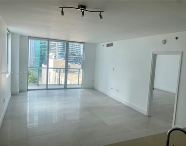 500 Brickell Ave - Photo Thumbnail 12