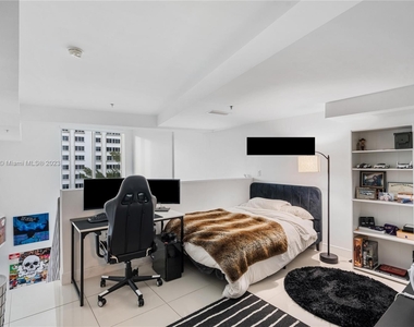 6362 Collins Ave - Photo Thumbnail 12