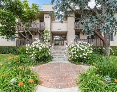 15215 Magnolia Boulevard - Photo Thumbnail 16