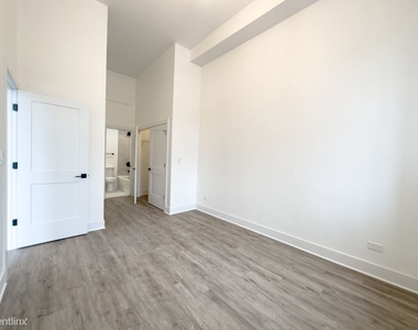 4731 N. Western, Unit C502 - Photo Thumbnail 18