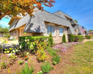 1535 Glenbrook Drive - Photo Thumbnail 2