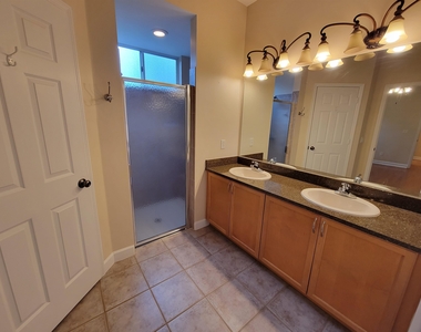 3223 Whitman Way - Photo Thumbnail 14