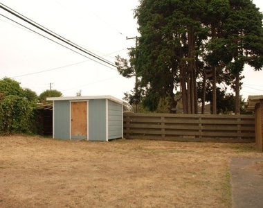 3241 Glen Street - Photo Thumbnail 41