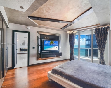 17201 Collins Ave - Photo Thumbnail 8