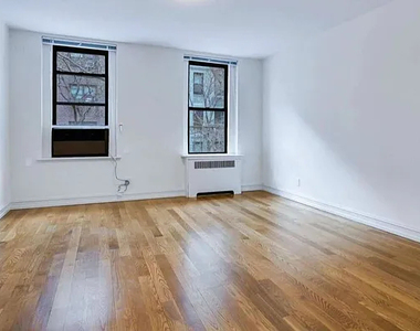 East 46th Street/ 3rd saave - Photo Thumbnail 2
