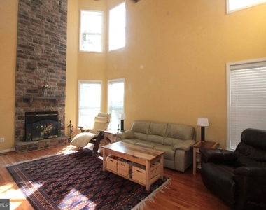 21885 Larchmont Way - Photo Thumbnail 15