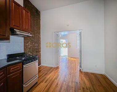 East 10th Street - Photo Thumbnail 3