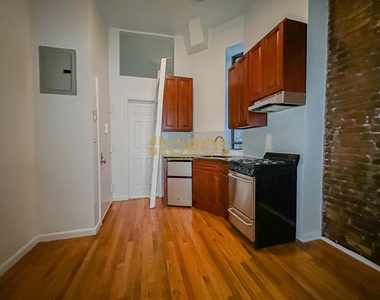 East 10th Street - Photo Thumbnail 4