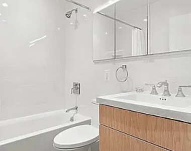 West 43rd Street - Photo Thumbnail 4