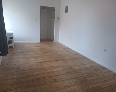 402 West 51st Street - Photo Thumbnail 4