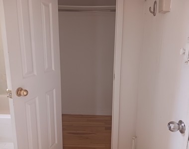 402 West 51st Street - Photo Thumbnail 7