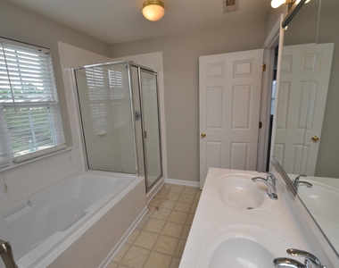 8600 Neuse Landing Lane - Photo Thumbnail 20