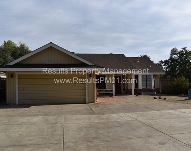 1086 Oak Ridge Dr - Photo Thumbnail 0