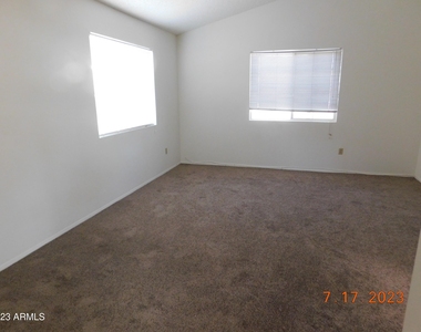 8119 W Desert Cove Avenue - Photo Thumbnail 12