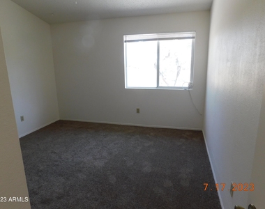 8119 W Desert Cove Avenue - Photo Thumbnail 9