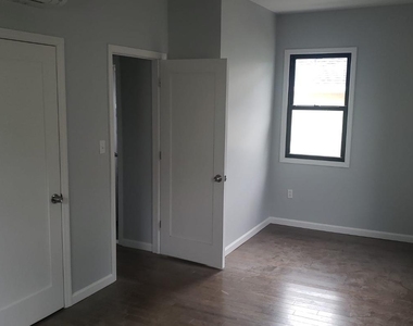 7221 Burchell Avenue - Photo Thumbnail 6