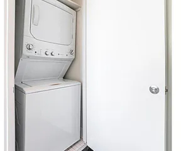 West 38th Street - Photo Thumbnail 2