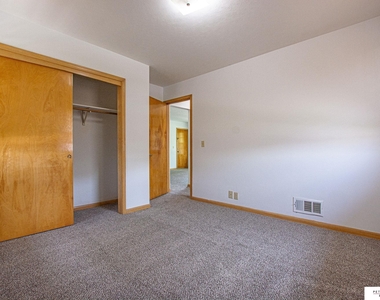 3328 S 82 Avenue - Photo Thumbnail 7