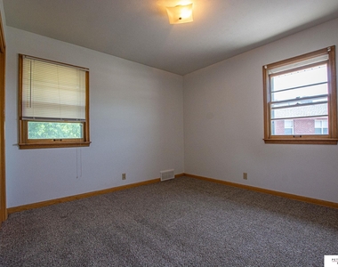 3328 S 82 Avenue - Photo Thumbnail 5