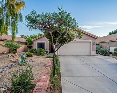 3115 E Desert Lane - Photo Thumbnail 7