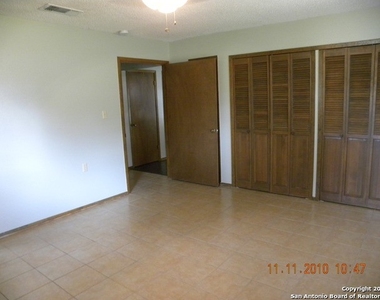 109 Cibolo Oak Ln - Photo Thumbnail 3