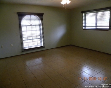 109 Cibolo Oak Ln - Photo Thumbnail 2