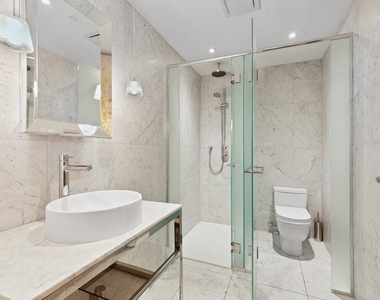 242 Rue Young #803 - Photo Thumbnail 4