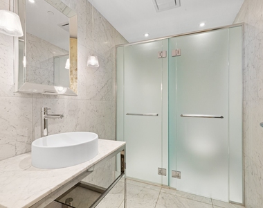 242 Rue Young #803 - Photo Thumbnail 3