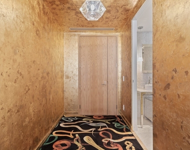 242 Rue Young #803 - Photo Thumbnail 2