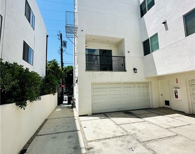 14019 Vanowen Street - Photo Thumbnail 32