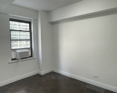 East 57th Street - Photo Thumbnail 3