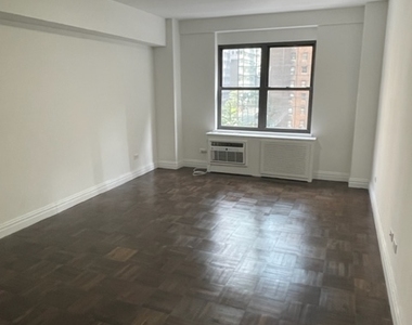 East 57th Street - Photo Thumbnail 5