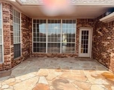 8002 Munich Drive - Photo Thumbnail 7