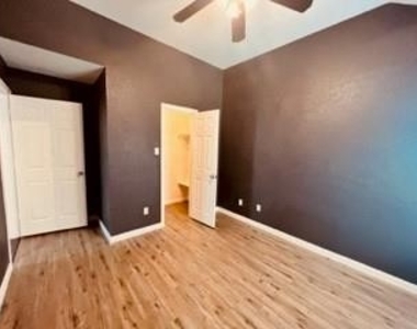 8002 Munich Drive - Photo Thumbnail 16