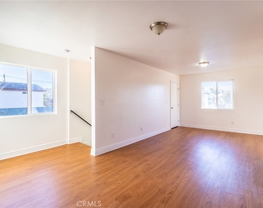 9128 Menlo Avenue - Photo Thumbnail 4