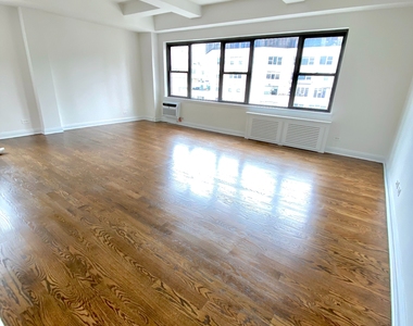   East 56 Street - Photo Thumbnail 4