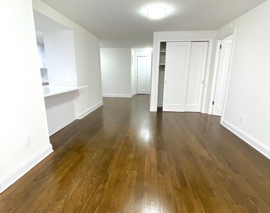 East 55h Street - Photo Thumbnail 3