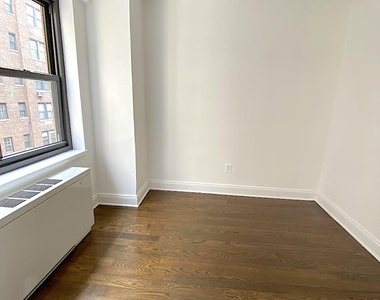 East 55h Street - Photo Thumbnail 5