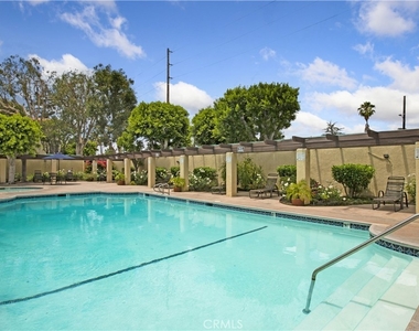 12830 Burbank Boulevard - Photo Thumbnail 25