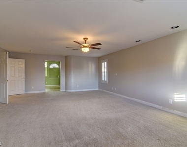 8724 W Gilmore Avenue - Photo Thumbnail 10