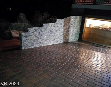 311 Crestview Drive - Photo Thumbnail 4