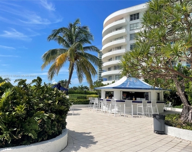 5151 Collins Ave - Photo Thumbnail 1