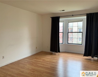 404 Carhart Court - Photo Thumbnail 1