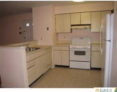 404 Carhart Court - Photo Thumbnail 4