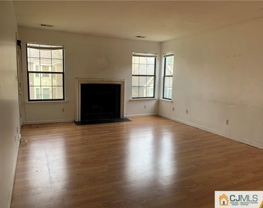 404 Carhart Court - Photo Thumbnail 2