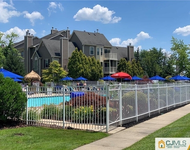 404 Carhart Court - Photo Thumbnail 8