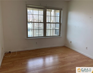 404 Carhart Court - Photo Thumbnail 3