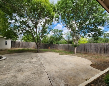 804 Bluebonnet Dr - Photo Thumbnail 19