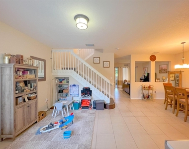 9035 Sw 17th Ct - Photo Thumbnail 2